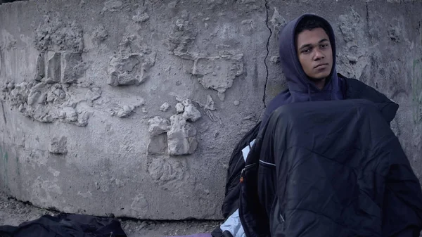 Obdachloser Amerikanischer Teenager Lehnt Sich Eine Wand Und Sitzt Auf — Stockfoto