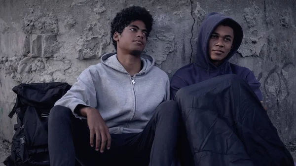 Black Male Teen Supporting Homeless Friend Sitting Street Poverty Threshold — Stock Photo, Image