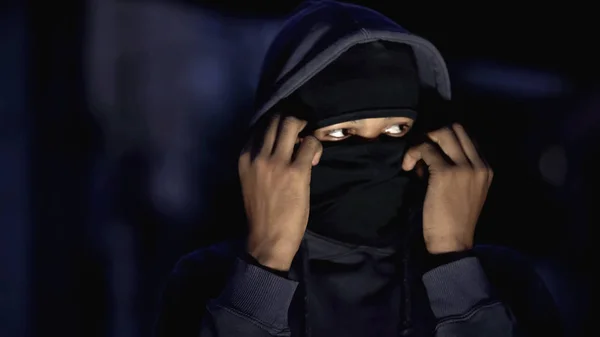 Tiener Hooligan Zet Zwarte Bivakmuts Gevaarlijke Moord Gevaar Voor Geweld — Stockfoto