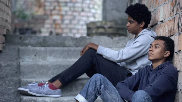 Pobres Adolescentes Solitários Olhando Para Longe Sentado Edifício Abandonado Dificuldades — Fotografia de Stock