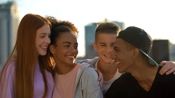 Fröhliche Multirassische Gruppe Junger Menschen Die Freundschaftliche Einheit Genießen Spaß Stockfoto
