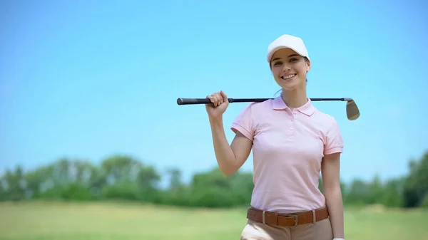 Belle Joueuse Golf Avec Club Souriant Caméra Passe Temps Préféré Images De Stock Libres De Droits