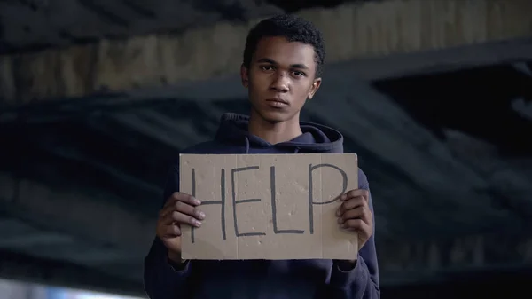 Hjelp Til Signere Svarte Tenåringshender Trist Voldsoffer Menneskerettigheter Mobbing stockbilde