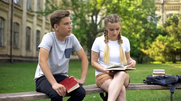 Mude Teenager Die Sich Auf Prufungen Vorbereiten Erschopft Vom Lesen Vom Studium Jung Wissen Stock Photo 258268422