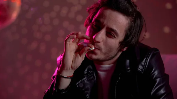 Betrunkener Raucht Elektronische Zigarette Und Dampft Auf Party In Nachtclub Clubbing Gewohnheit Stock Photo 299230440