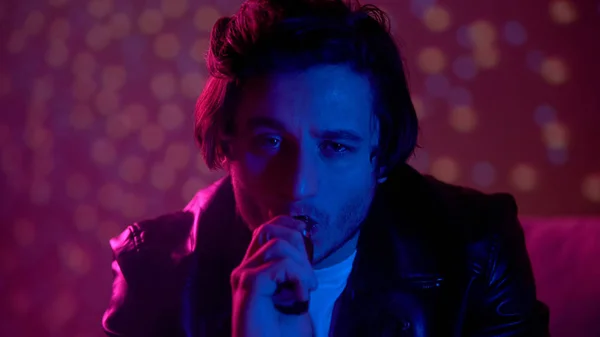 Betrunkener Raucht Elektronische Zigarette Und Dampft Auf Party In Nachtclub Clubbing Gewohnheit Stock Photo 299230440