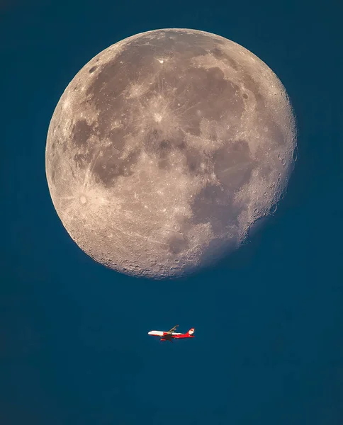 Flygplan Flyger Strax Den Stora Månen Det Bästa Fotot — Stockfoto