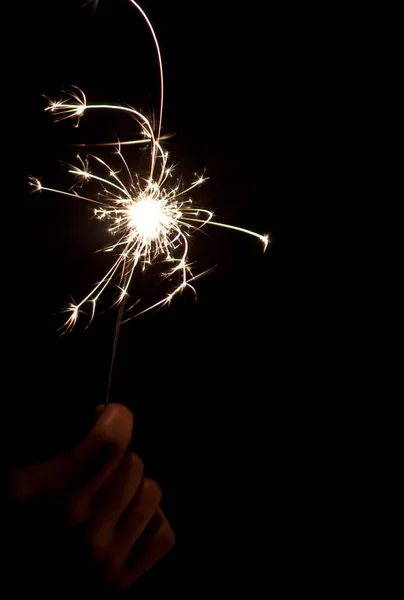 Mão Feminina Segurando Sparkler Ardente — Fotografia de Stock