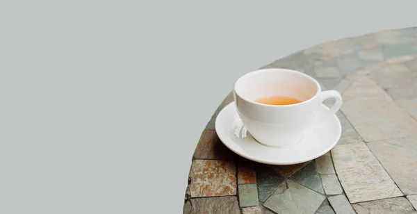 Bílý Porcelánový Čaj Pohár Kulatém Stole Izolované Selektivní Zaměření — Stock fotografie