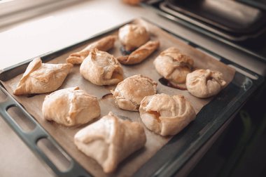 Fırında pişirilmiş ev yapımı çiğ hamur işleri.