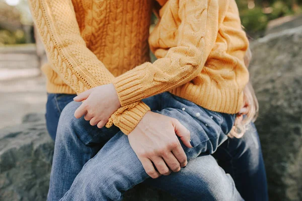 Gentle Hug Parent Child Dressed Same Warm Autumn Knitted Clothing — Stock Photo, Image