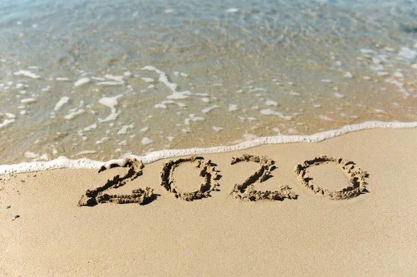 Açık mavi deniz suyu dalgası 2020 'deki yazıtları silip süpürüyor, seçici odaklanma.