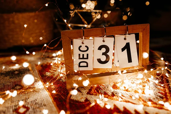 Calendario Foglia Larga Con Data Del Dicembre Una Ghirlanda Primo — Foto Stock