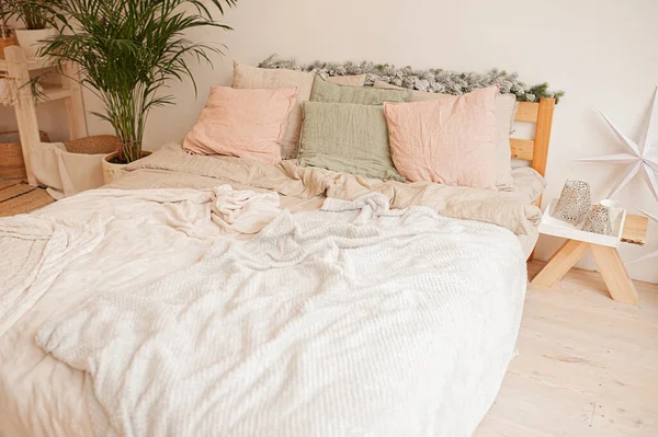 Cozy Large Bright Bed Rumpled Fluffy White Plaid Pink Green — Stock Photo, Image