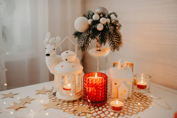 Noel Yeni Yıl Için Beyaz Masa Süslemesi Yanan Beyaz Kırmızı — Stok fotoğraf