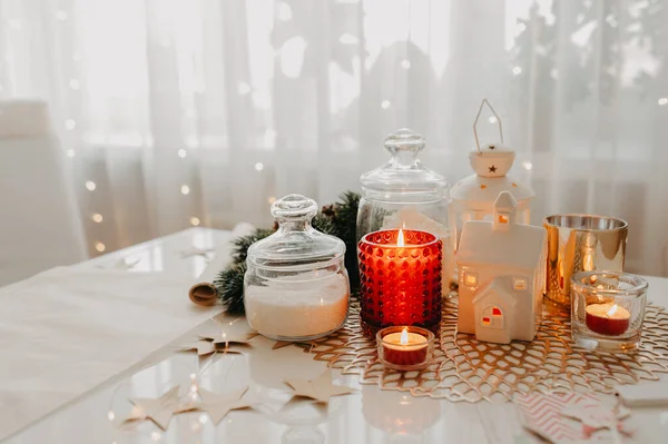 Decoração Mesa Branca Para Natal Ano Novo Queimando Velas Brancas — Fotografia de Stock