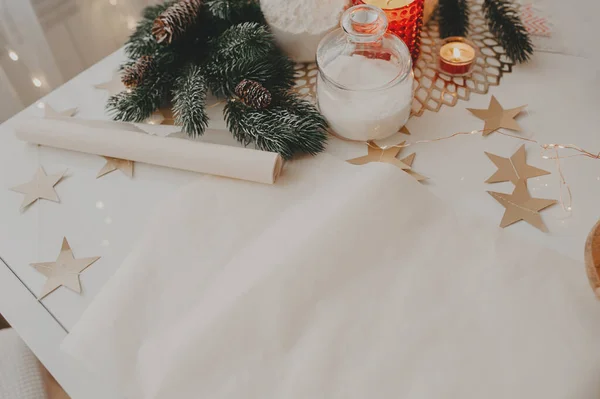 Noel Masası Dekoru Bir Rulo Kağıt Yanan Beyaz Kırmızı Mumlar — Stok fotoğraf