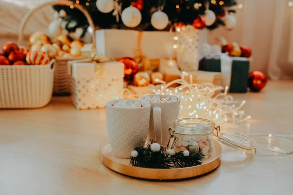 Dois Copos Brancos Com Uma Bebida Quente Marshmallows Brancos Uma — Fotografia de Stock