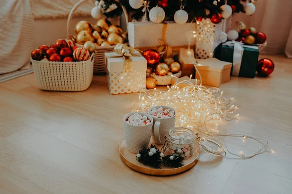 Dois Copos Brancos Com Uma Bebida Quente Marshmallows Brancos Uma — Fotografia de Stock