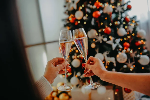 Twee Proost Glazen Met Champagne Tegen Achtergrond Van Kerstboom Vrouwelijke — Stockfoto