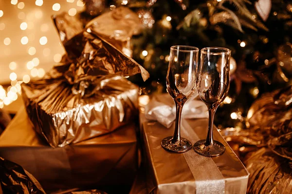 Twee Lege Ongewone Glazen Een Houten Tafel Tegen Achtergrond Van — Stockfoto