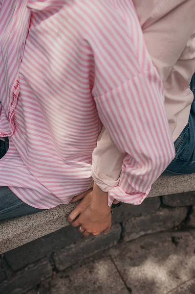 ピンクの服を着た2人の女性が手を取り合い縦の写真 — ストック写真