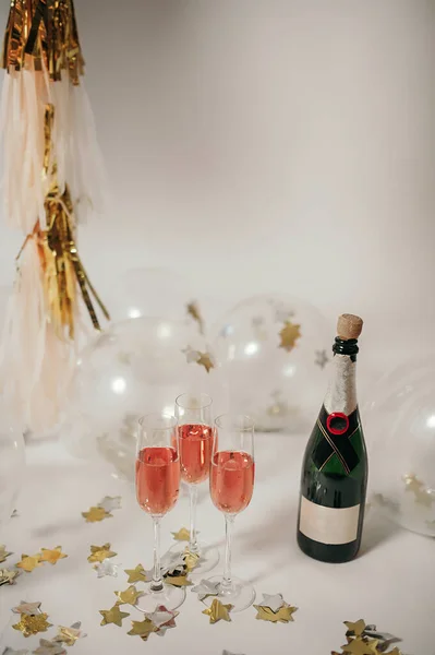 Roze Champagne Met Belletjes Glazen Gegoten Tegen Achtergrond Van Sterren — Stockfoto