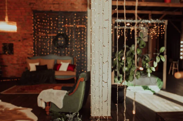 Neuvěřitelně Prostorný Ekologický Vánoční Interiér Tmavým Dřevem Zeleným Nábytkem Krásnými — Stock fotografie