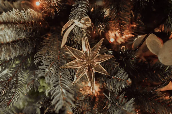 Decorazione Natale Albero Natale Nella Forma Una Stella Oro Ghirlande — Foto Stock