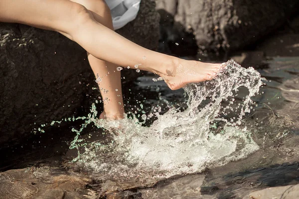 Weibliche Nackte Füße Die Einem Sonnigen Sommertag Meer Planschen — Stockfoto