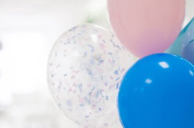 beyaz, pembe ve mavi balonlar açık arkaplan üzerinde bir yazı veya düzen için