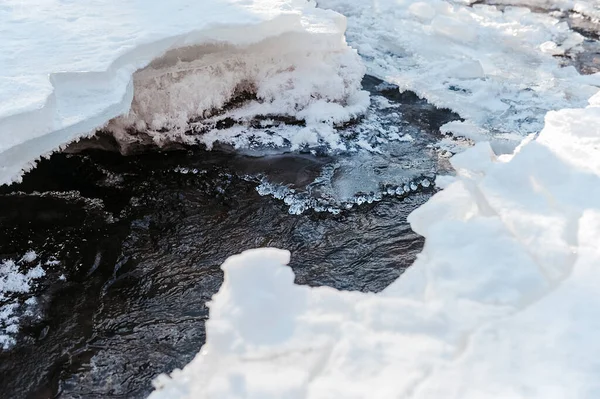 Таяние Льда Реке Острый Край Льда Граничит Текущей Водой — стоковое фото