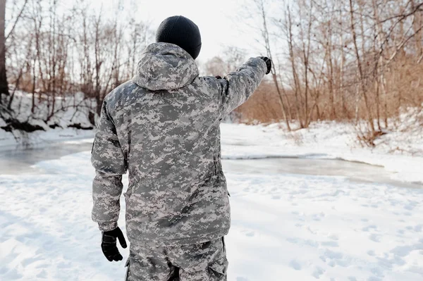 Mannelijke Jager Militaire Camouflage Kleding Staat Met Zijn Rug Wijst — Stockfoto