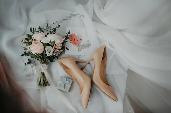 Stilvolle Accessoires Der Braut Für Anzug Und Hochzeitskleidung Beige Lackschuhe — Stockfoto