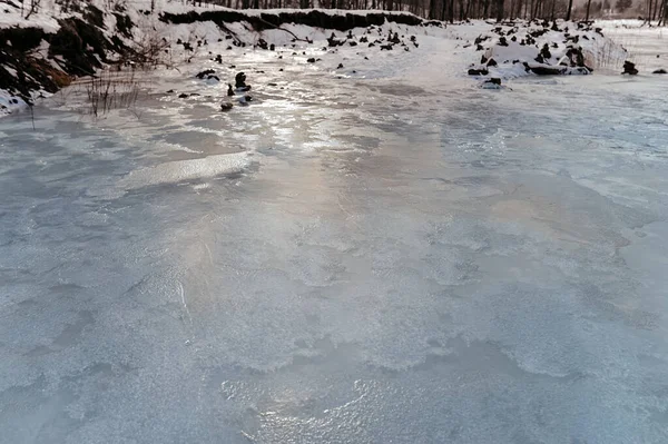 Dağ Nehri Karla Kaplı Kalın Parlak Buzlarla Kaplı Kışın Soğuk — Stok fotoğraf