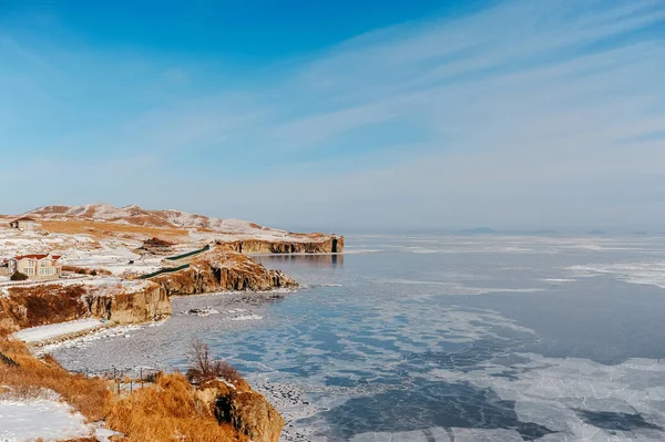 Ongelooflijk Winterlandschap Koude Bevroren Zee Bedekt Met Kleine Ronde Ijspegels — Stockfoto