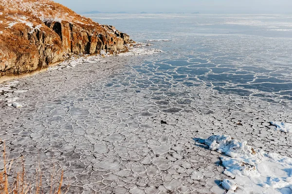 Ongelooflijk Winterlandschap Koude Bevroren Zee Bedekt Met Kleine Ronde Ijspegels — Stockfoto