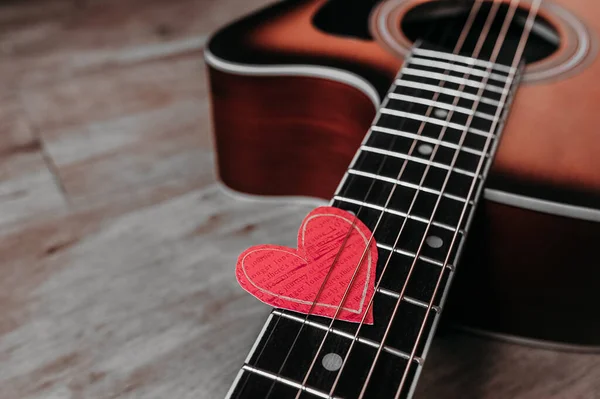 Cordas Metal Uma Guitarra Coração Papel Ecológico Nele Quadro Ente — Fotografia de Stock