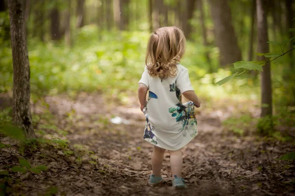 Menina Vestido Leve Cabelo Encaracolado Loiro Fica Sozinho Uma Floresta — Fotografia de Stock