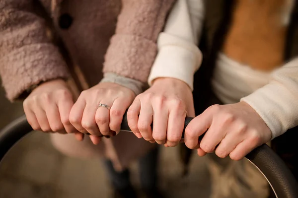 Deux Paires Mains Féminines Bien Entretenues Sont Rapprochées Tiennent Une — Photo