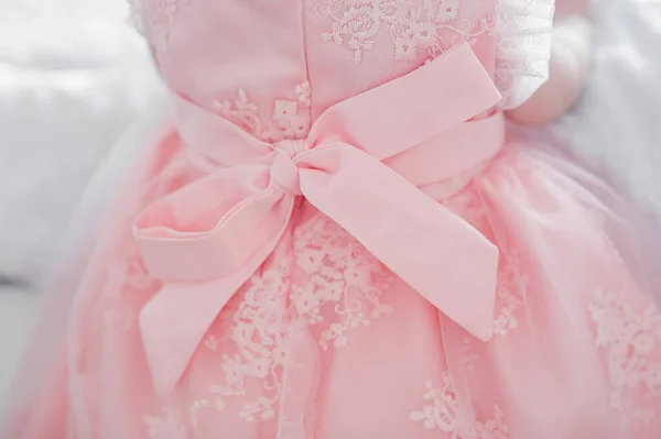 Piękny Duży Wiązany Łuk Tyłu Sukienki Dla Dzieci Tyłu Różowa — Zdjęcie stockowe