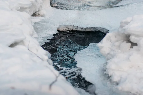 Таяние Льда Реке Острый Край Льда Граничит Текущей Водой — стоковое фото