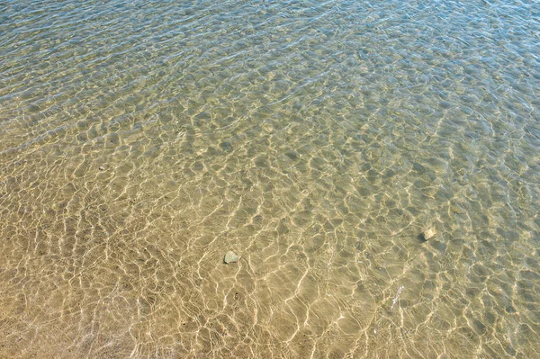 Textura Água Areia Ondulações Mar Azul Claro Fundo Arenoso Visível — Fotografia de Stock