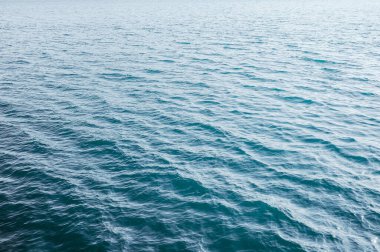 Küçük dalgalı mavi zümrüt su yüzeyi