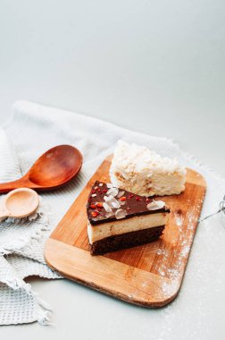 Çikolata gibi güzel bir pasta ve gözleme kekini mutfak masasının üstünde çırpılmış çırpılmış tahta kaşıklar ve waffle havlusuyla. Ev yapımı güzel kahvaltı.
