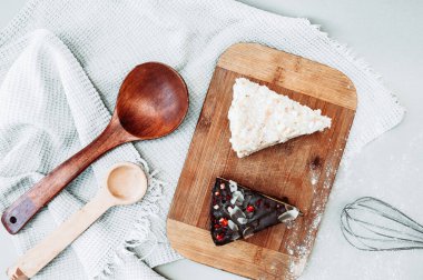 Çikolata gibi güzel bir pasta ve gözleme kekini mutfak masasının üstünde çırpılmış çırpılmış tahta kaşıklar ve waffle havlusuyla. Ev yapımı güzel kahvaltı, manzaralı.