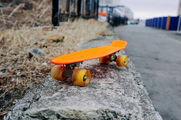 Pomarańczowy Jasny Neon Longboard Ulicy — Zdjęcie stockowe