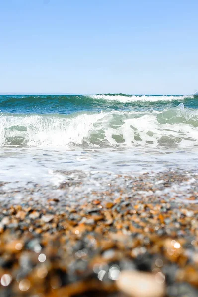 Δυνατά Κύματα Καθαρή Σμαραγδένια Θάλασσα Βραχώδη Πυθμένα Ομαλές Πορτοκαλί Πέτρες — Φωτογραφία Αρχείου