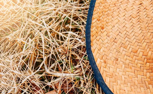 Cappello Vimini Giallo Paglierino Con Ala Larga Nastro Blu Sull — Foto Stock