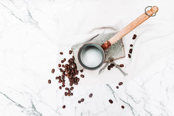 Metalen Turkse Koffiepot Met Een Lange Houten Handgreep Een Witte — Stockfoto